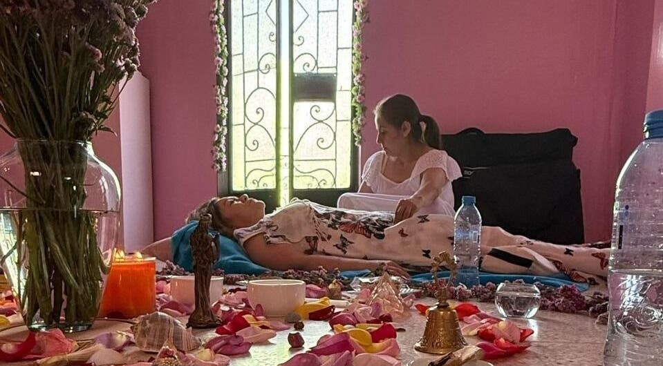 Tratamiento relajante en Meraki Spa Center, Ciudad De México, Ciudad De México, MX, con ambiente de velas y flores.