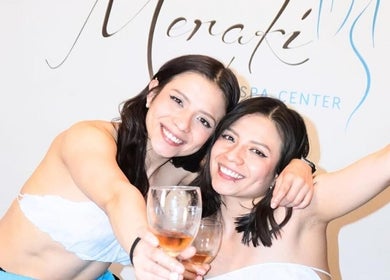Dos mujeres sonrientes brindan en el Meraki Spa Center, Ciudad De México, Ciudad De México, MX.