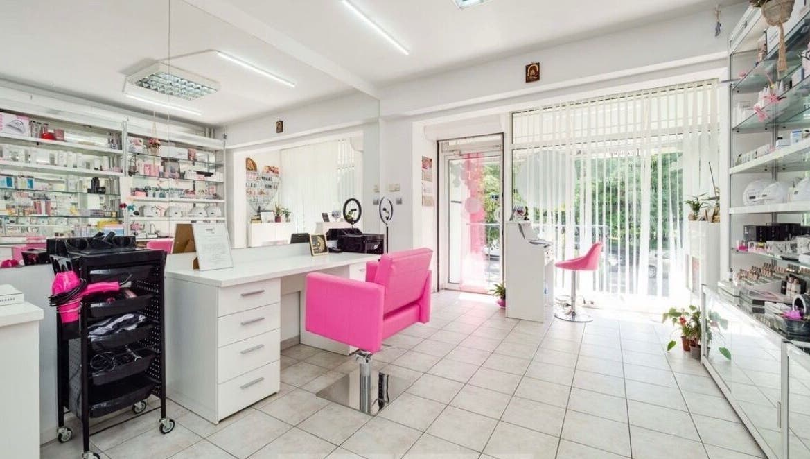 Интериор на Beauty Salon Gery Art в София, Област София, BG с модерни розови столове и козметика.