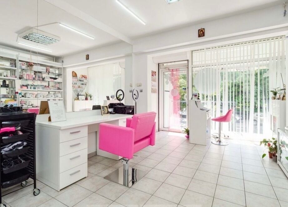 Интериор на Beauty Salon Gery Art в София, Област София, BG с модерни розови столове и козметика.