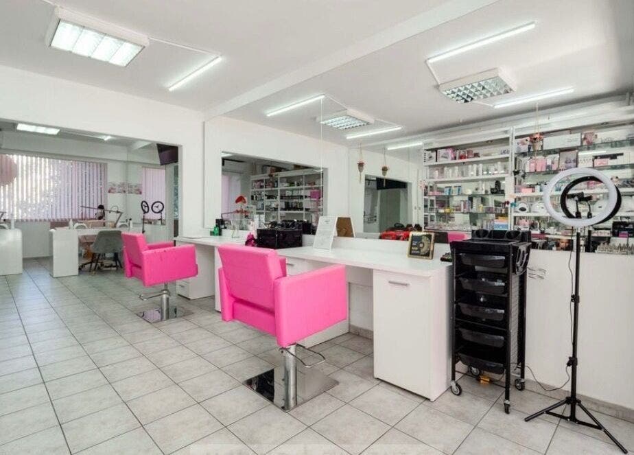 Модерен салон в Beauty Salon Gery Art, София, Област София, BG с ярки розови стола.