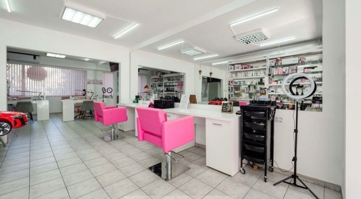 Модерен салон в Beauty Salon Gery Art, София, Област София, BG с ярки розови стола.