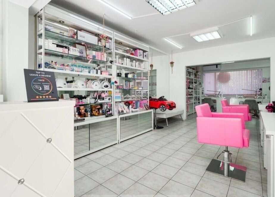 Интериор на Beauty Salon Gery Art в София, област София, BG с розови кресла и рафтове със салонни продукти.