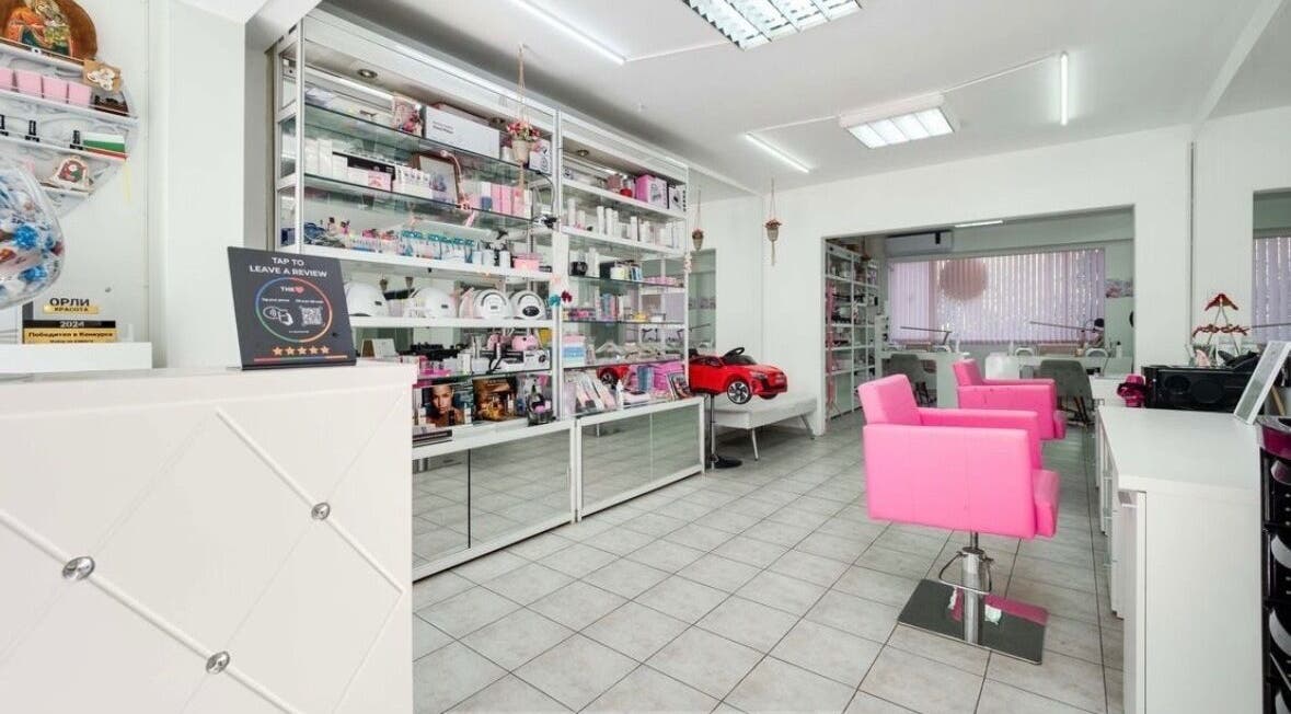 Интериор на Beauty Salon Gery Art в София, област София, BG с розови кресла и рафтове със салонни продукти.