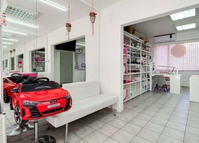 Интериор на Beauty Salon Gery Art, София, Област София, BG с ярък дизайн и уютна обстановка.