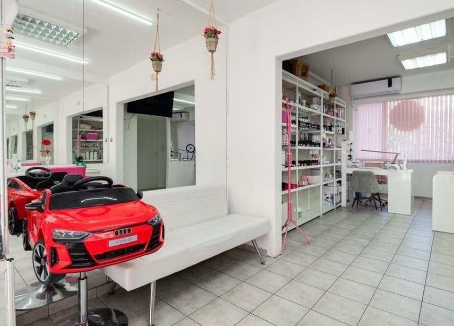 Интериор на Beauty Salon Gery Art, София, Област София, BG с ярък дизайн и уютна обстановка.