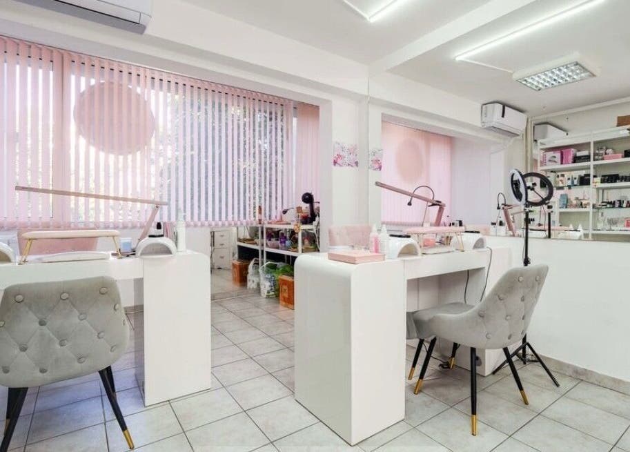 Светла и стилна зона за маникюр в Beauty Salon Gery Art, София, Област София, BG.