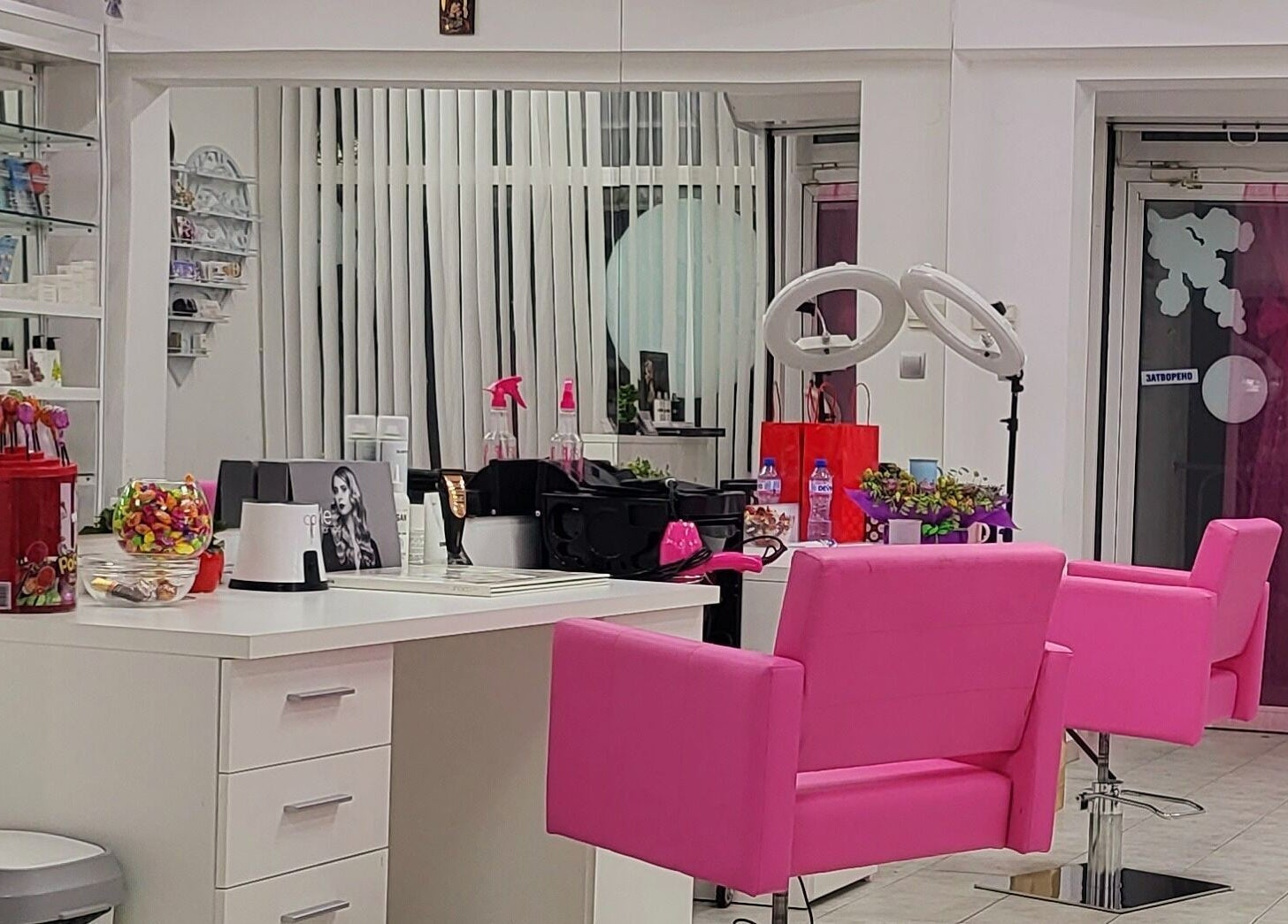 Интериор на Beauty Salon Gery Art в София, Област София, BG с розови столове и модерно обзавеждане.