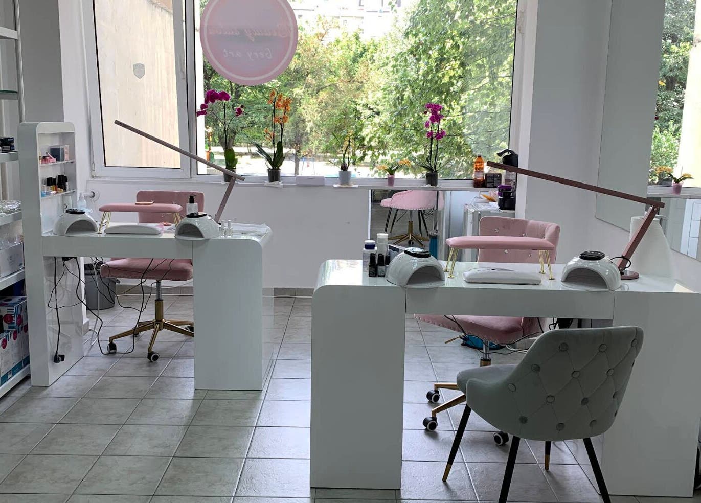 Модерен интериор в Beauty Salon Gery Art, София, Област София, BG с елегантни розови столове и оборудване.