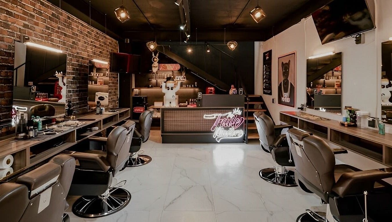 Interior de The Fade Masters en Naucalpan De Juárez, Estado De México, MX, mostrando sillas de peluquería elegantes.