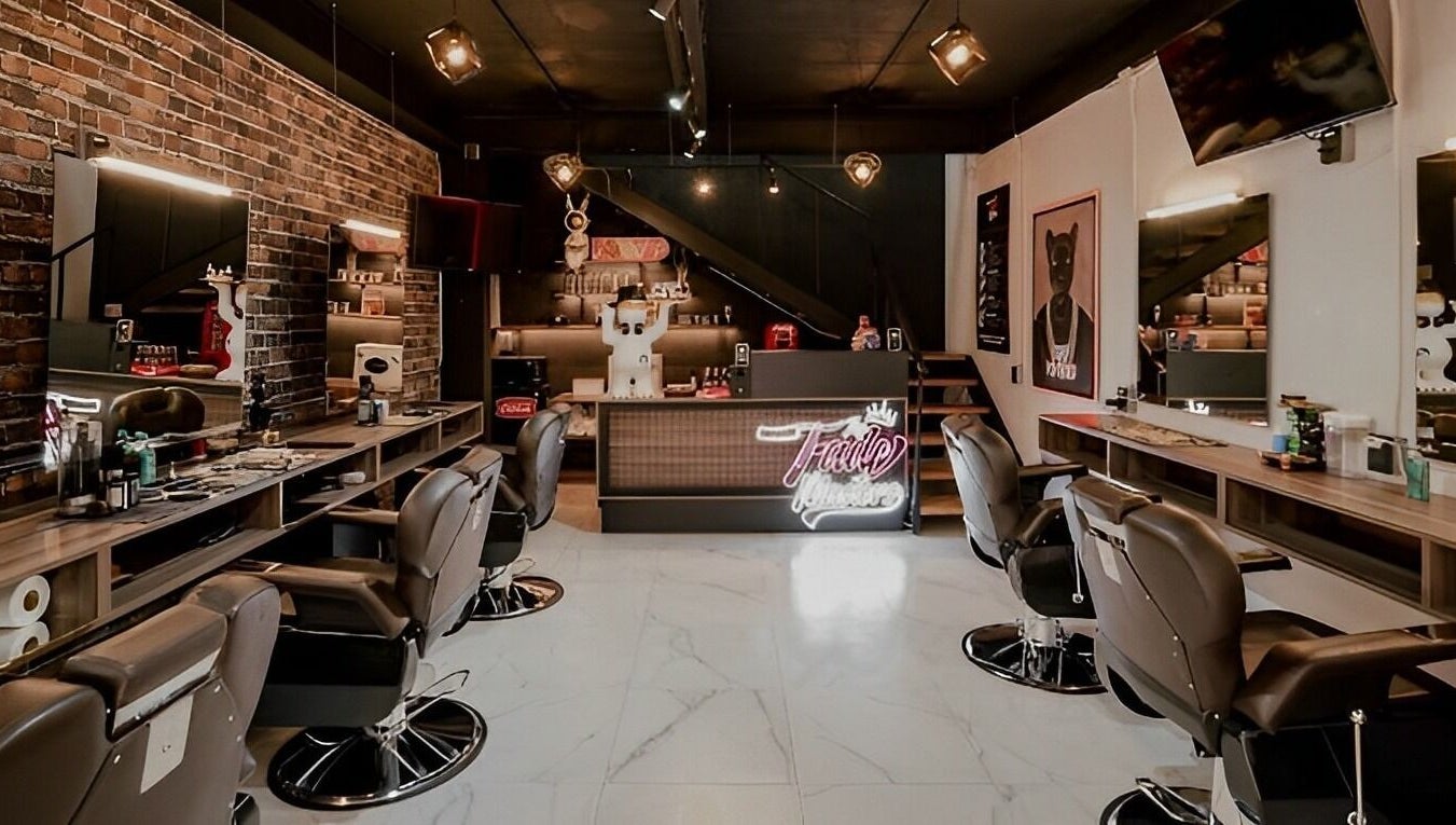 Interior de The Fade Masters en Naucalpan De Juárez, Estado De México, MX, mostrando sillas de peluquería elegantes.