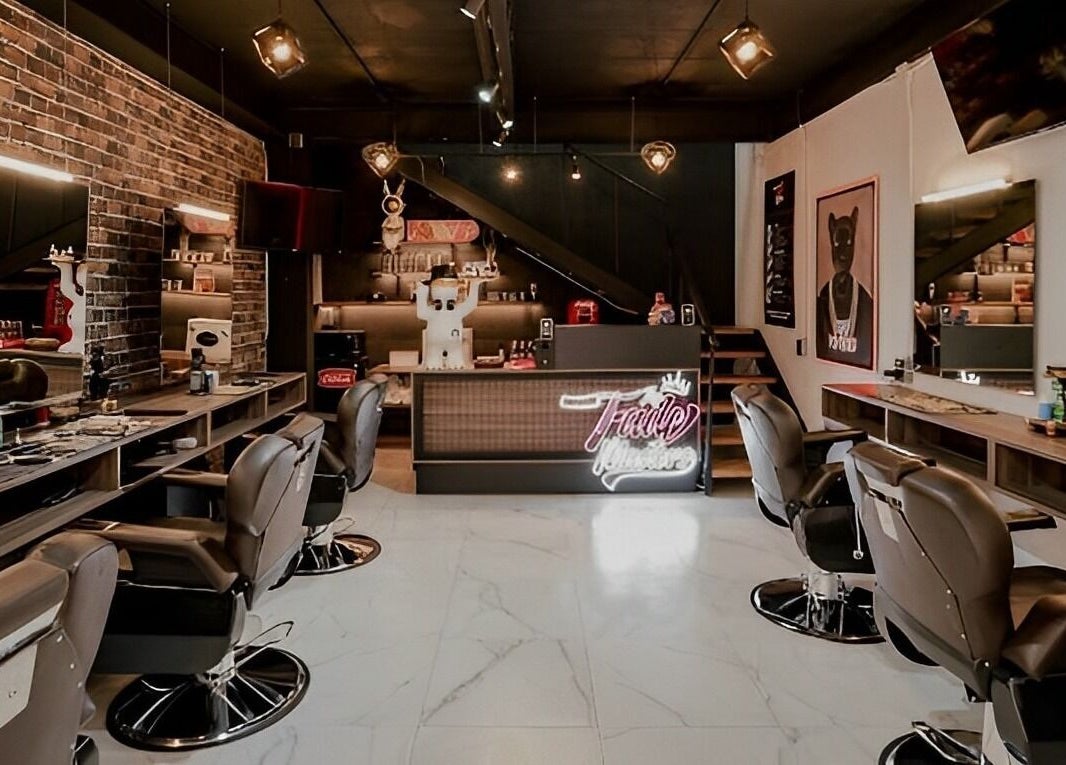 Interior de The Fade Masters en Naucalpan De Juárez, Estado De México, MX, mostrando sillas de peluquería elegantes.