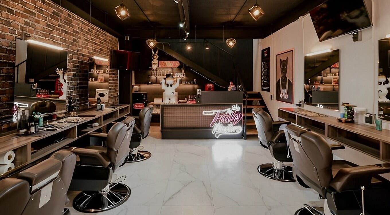 Interior de The Fade Masters en Naucalpan De Juárez, Estado De México, MX, mostrando sillas de peluquería elegantes.