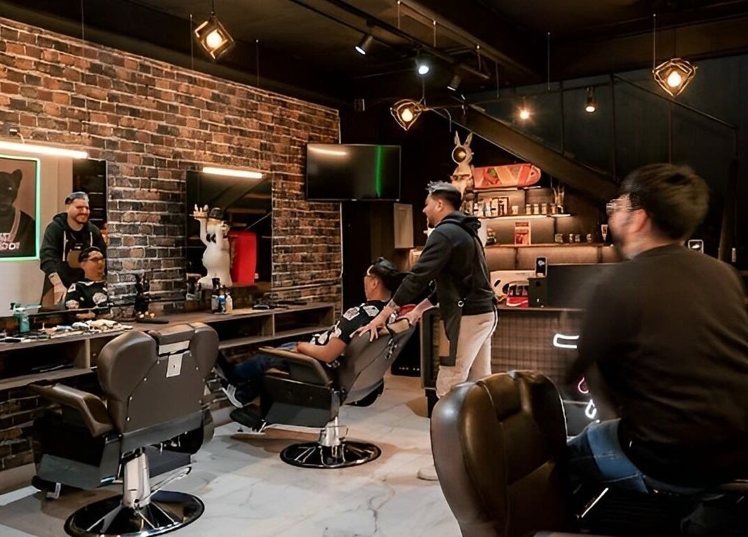 Interior moderno de The Fade Masters en Naucalpan De Juárez, Estado De México, MX, con estantes de productos.