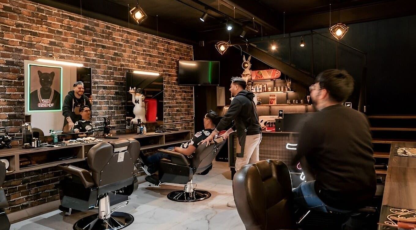 Interior moderno de The Fade Masters en Naucalpan De Juárez, Estado De México, MX, con estantes de productos.