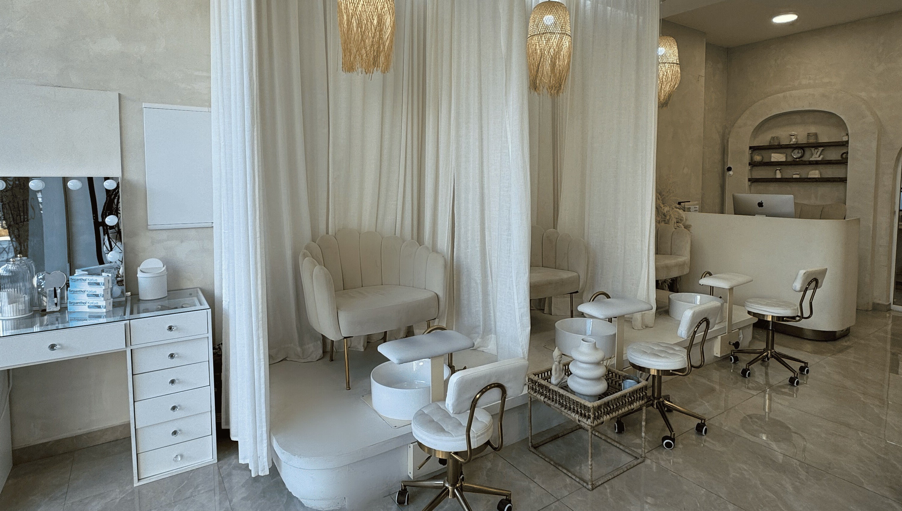 Κομψοί χώροι πεντικιούρ στο Lush Nails, Νέα Ιωνία, GR. Πολυτελής και άνετη διακόσμηση.