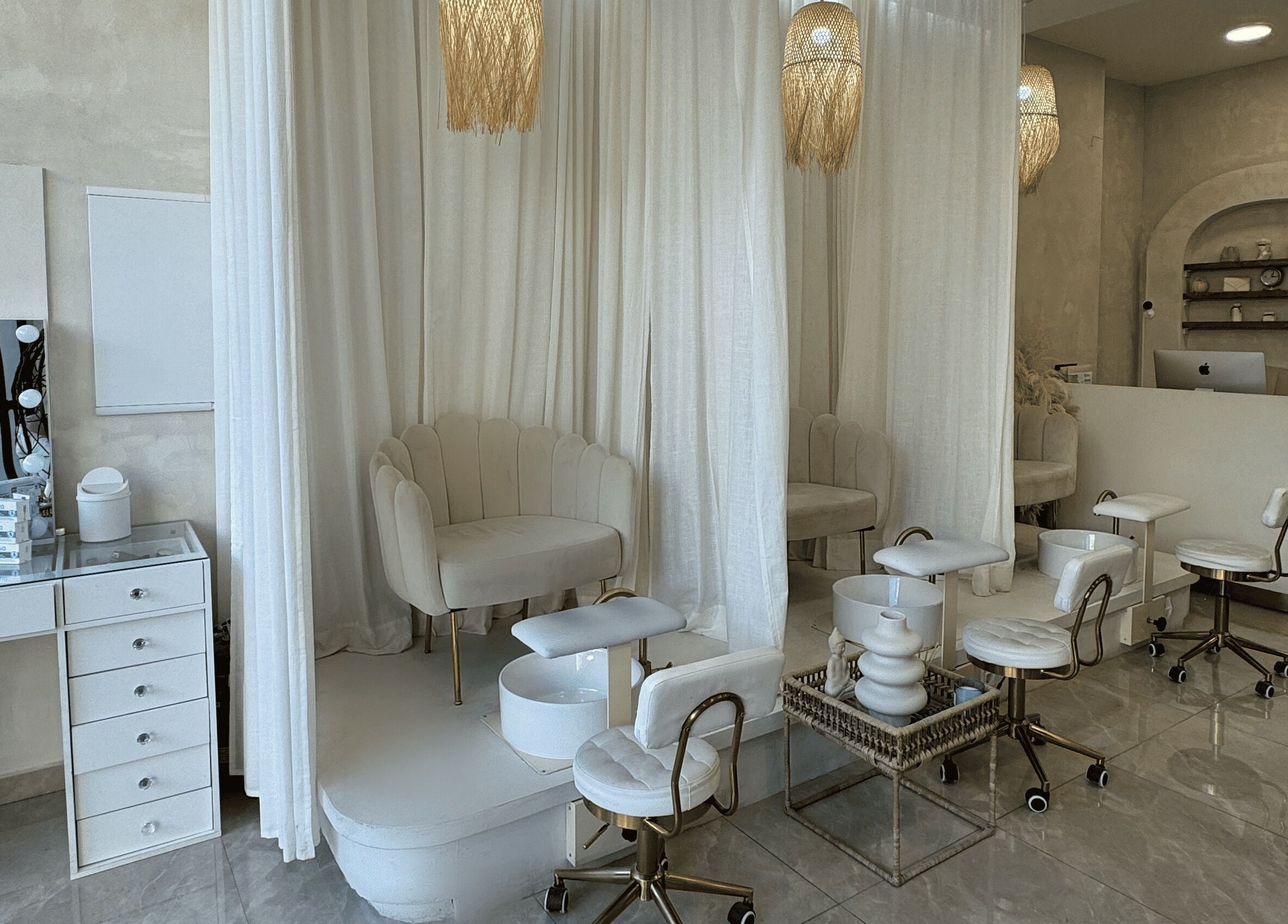 Κομψοί χώροι πεντικιούρ στο Lush Nails, Νέα Ιωνία, GR. Πολυτελής και άνετη διακόσμηση.