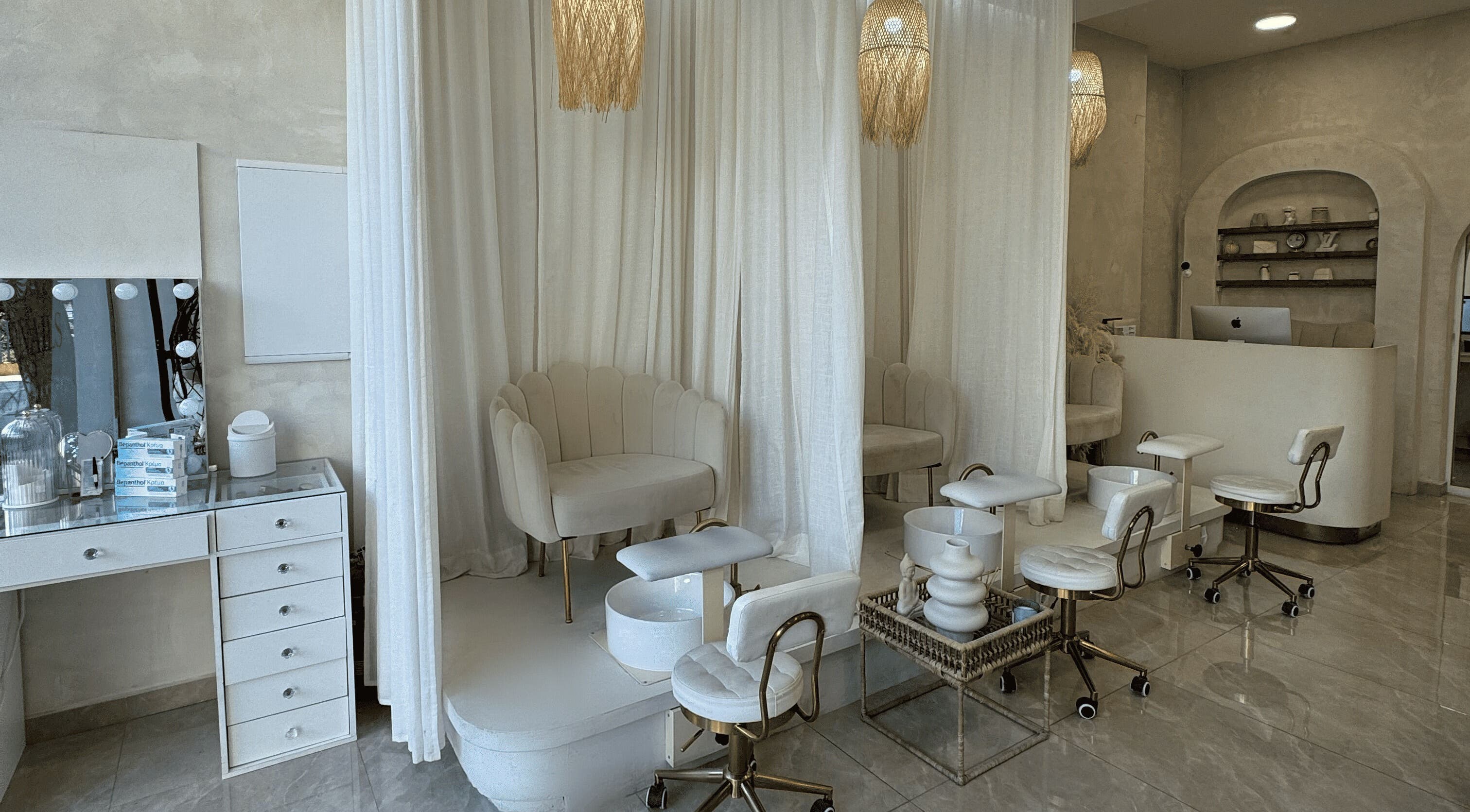 Κομψοί χώροι πεντικιούρ στο Lush Nails, Νέα Ιωνία, GR. Πολυτελής και άνετη διακόσμηση.