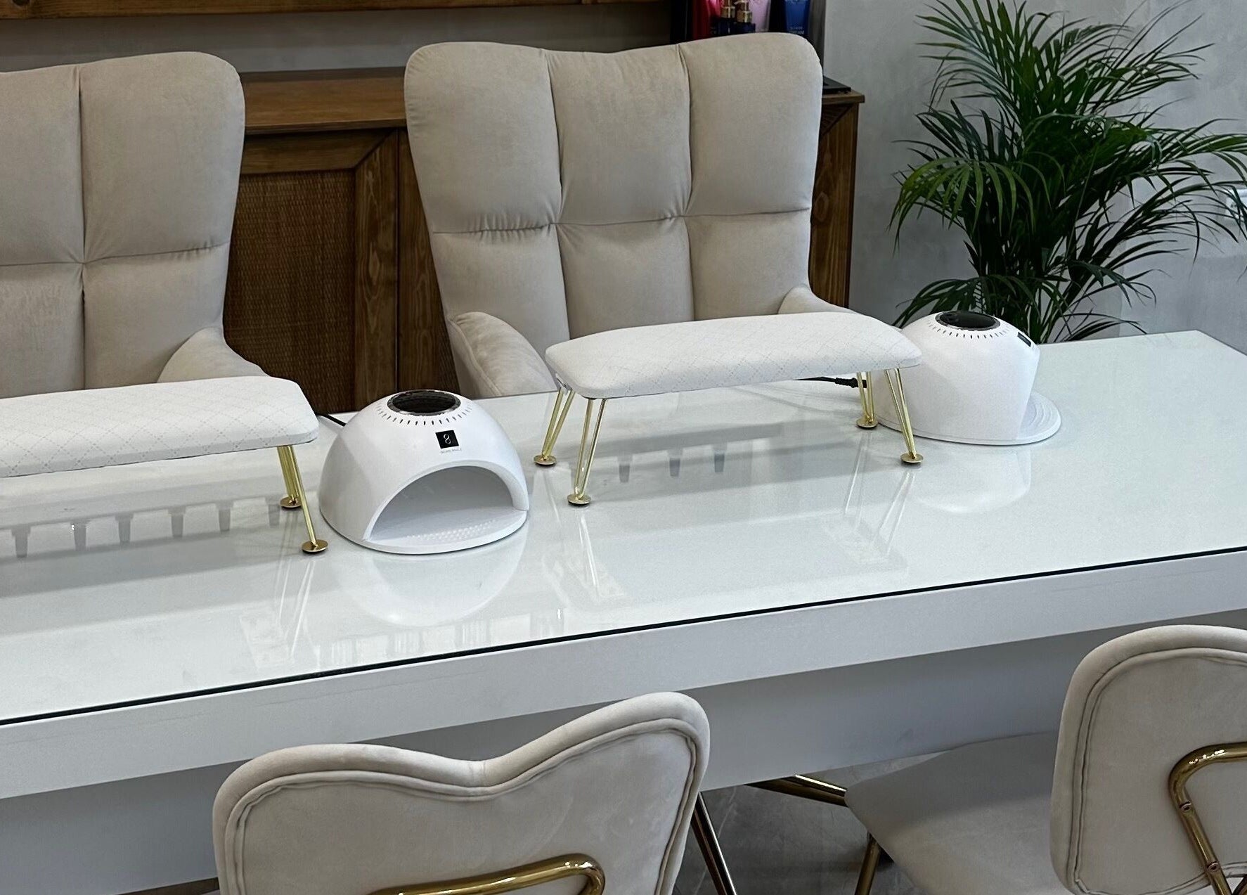 Το σαλόνι Lush Nails στη Νέα Ιωνία, GR: κομψά καθίσματα και επιφάνεια για υπηρεσίες ονυχοπλαστικής.