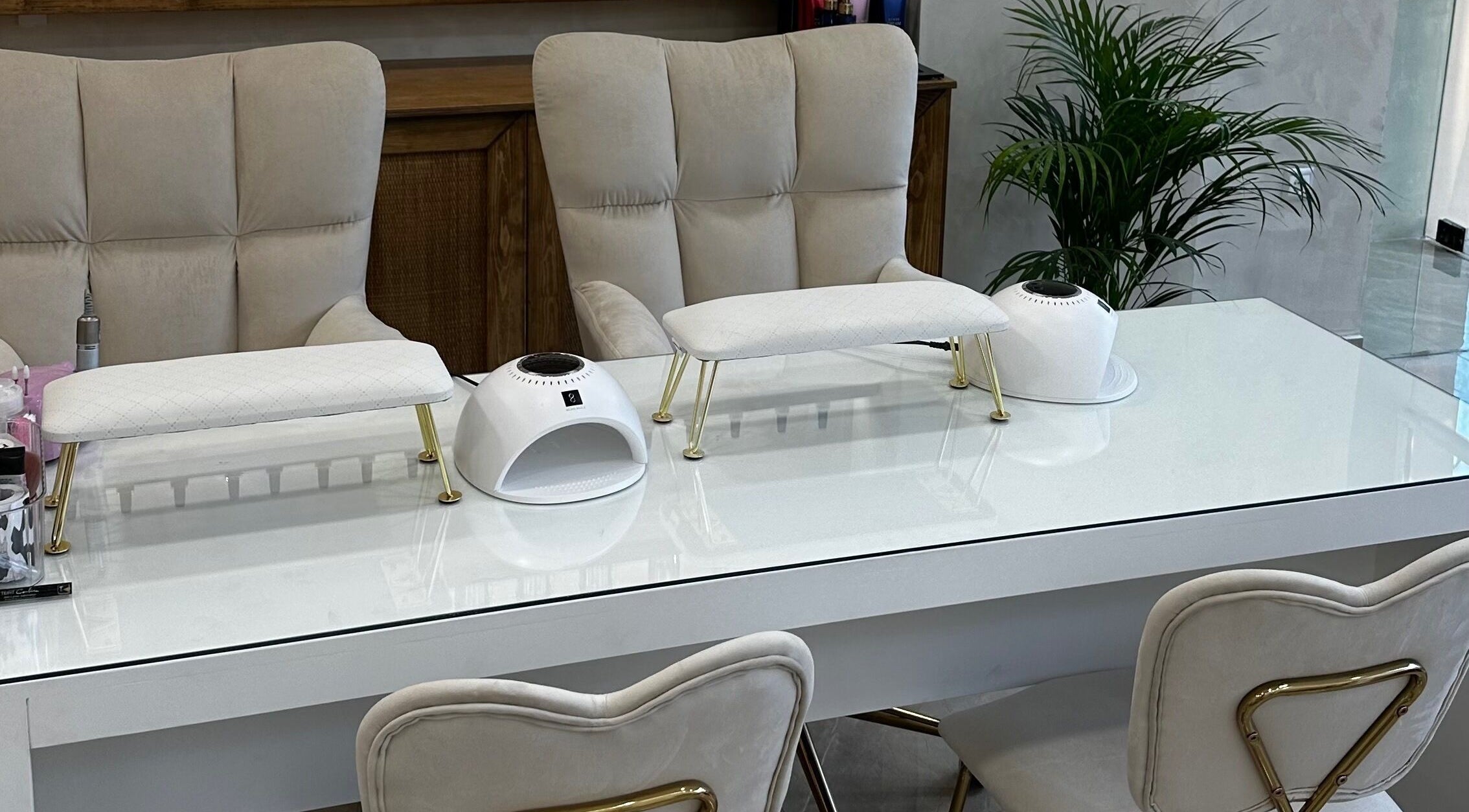 Το σαλόνι Lush Nails στη Νέα Ιωνία, GR: κομψά καθίσματα και επιφάνεια για υπηρεσίες ονυχοπλαστικής.