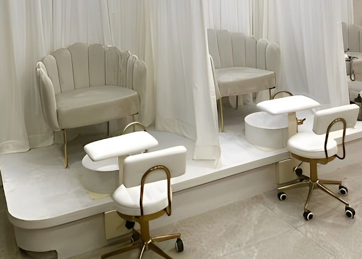 Ανάλαφρος κομψός χώρος πεντικιούρ στο Lush Nails, Νέα Ιωνία, GR, με πολυτελείς καρέκλες και λευκή διακόσμηση.