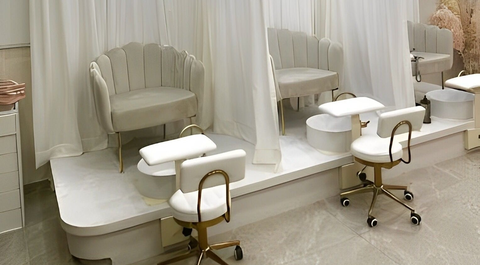 Ανάλαφρος κομψός χώρος πεντικιούρ στο Lush Nails, Νέα Ιωνία, GR, με πολυτελείς καρέκλες και λευκή διακόσμηση.