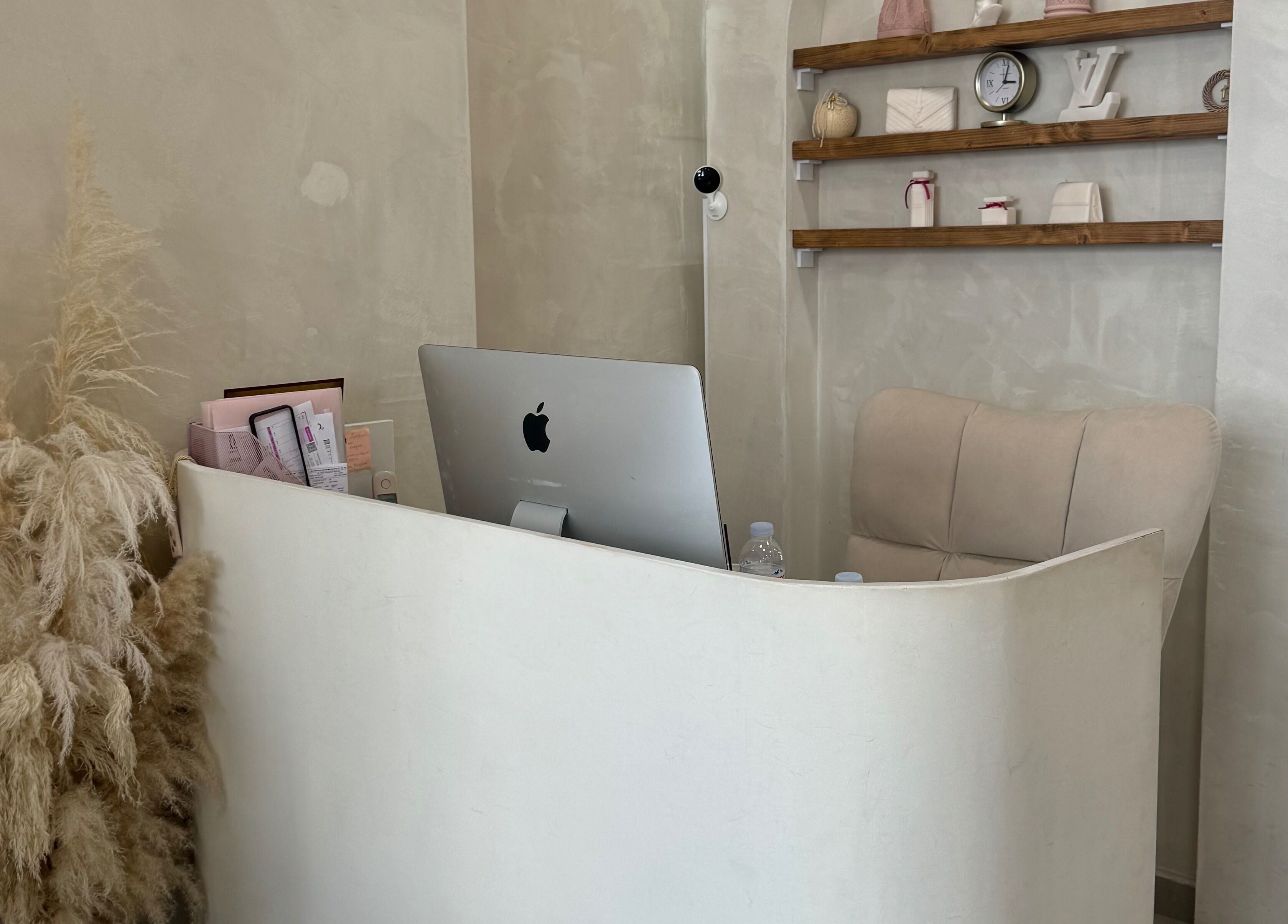 Ο κομψός χώρος υποδοχής στο Lush Nails, Νέα Ιωνία, GR, με καθαρή αισθητική και φυσικό φως.