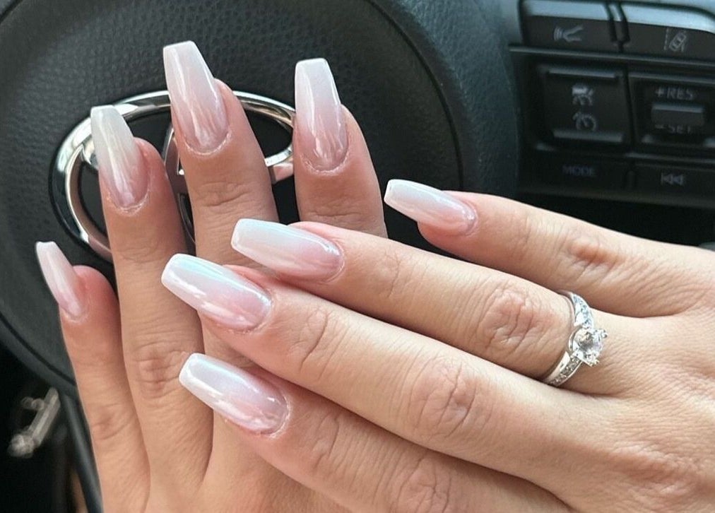 Κομψό γαλλικό μανικιούρ από το Lush Nails στη Νέα Ιωνία, GR. Κομψή και καθαρή εμφάνιση για τα νύχια σας.