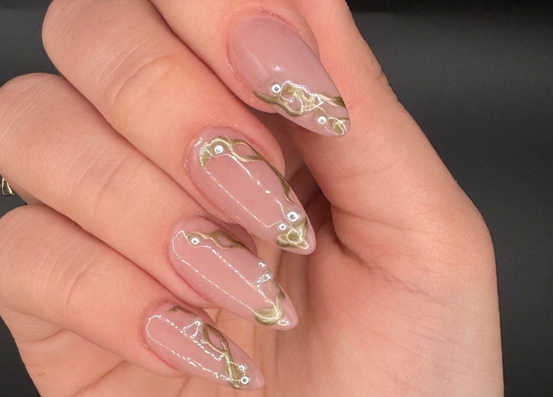 Κομψά νύχια με χρυσές λεπτομέρειες στο Lush Nails, Νέα Ιωνία, GR.