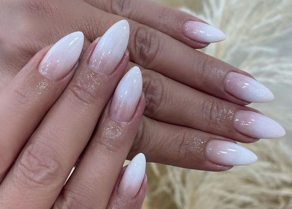 Κομψά νύχια με γαλακτερό ombre στο Lush Nails, Νέα Ιωνία, GR.