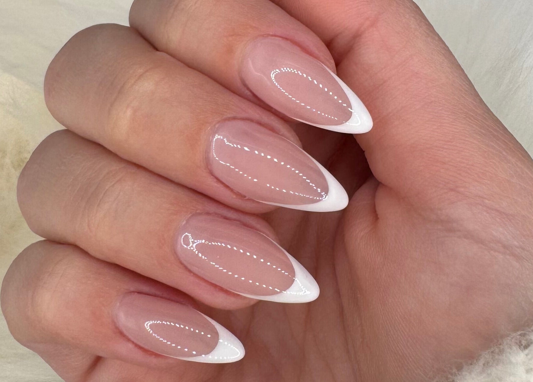 Μοντέρνα γαλλικά νύχια από το Lush Nails, Νέα Ιωνία, GR, με κομψό σχεδιασμό και γυαλιστερή λάμψη.