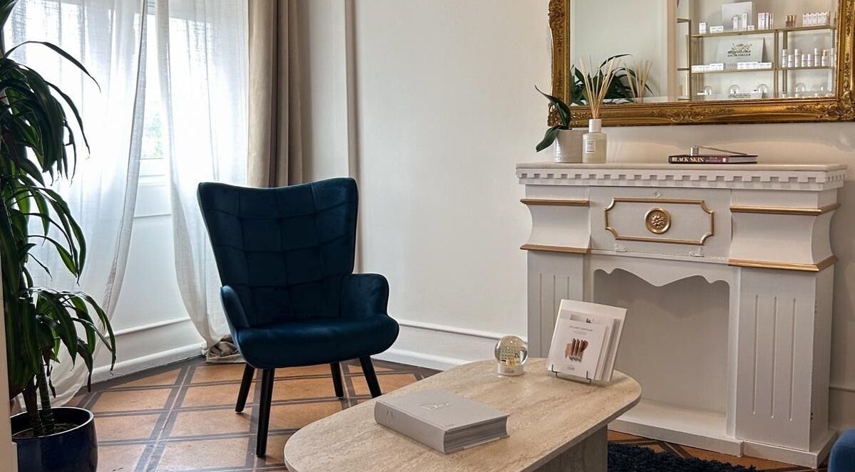 Chic lounge area in Flávio Vilhais SkinLab, Lisboa, Lisboa, PT with plush seating and elegant decor.