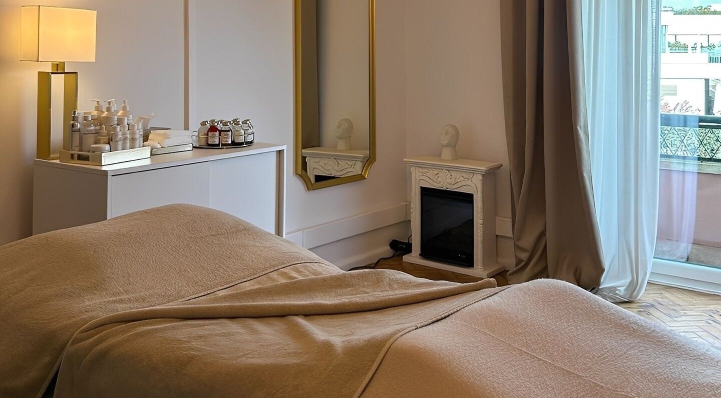 Calm, elegant treatment room at Flávio Vilhais SkinLab, Lisboa, Lisboa, PT with a cozy ambiance.