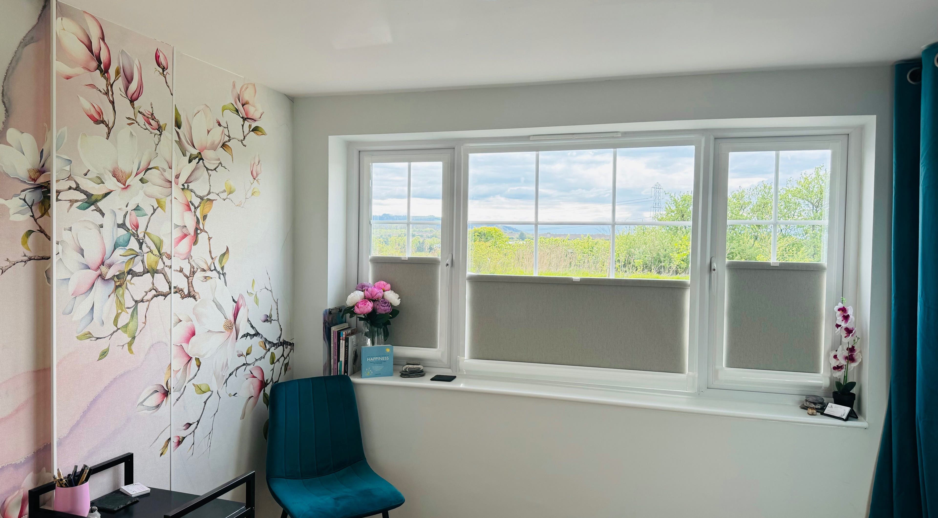 Elegant Suzique room in Evesham, England with floral decor and scenic view.