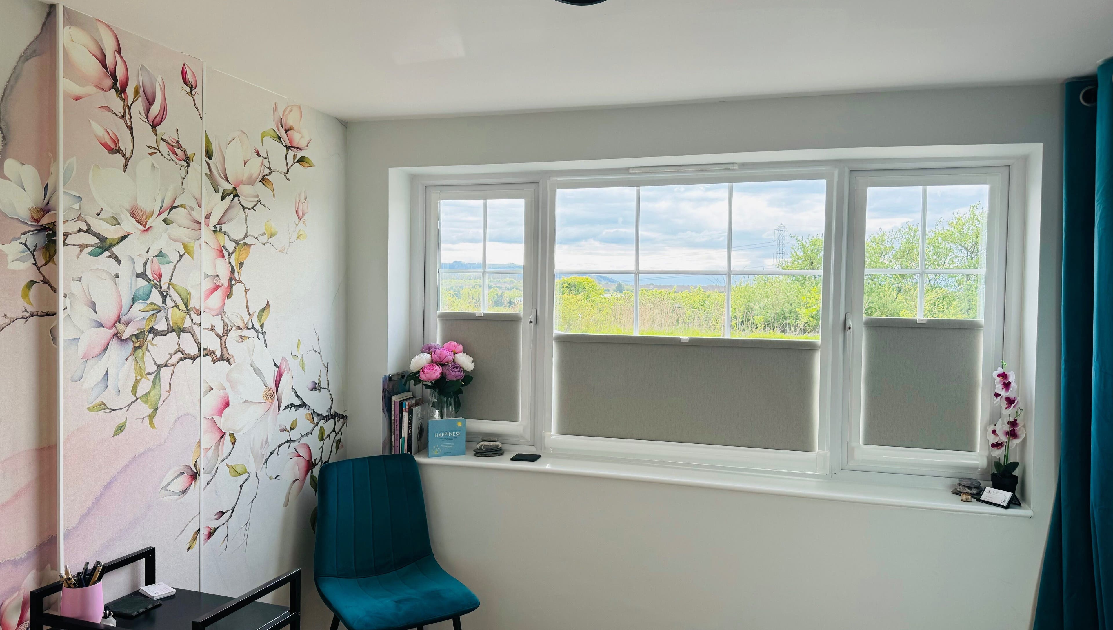 Peaceful Suzique room in Evesham, England, GB, features floral decor and scenic window view for relaxation.