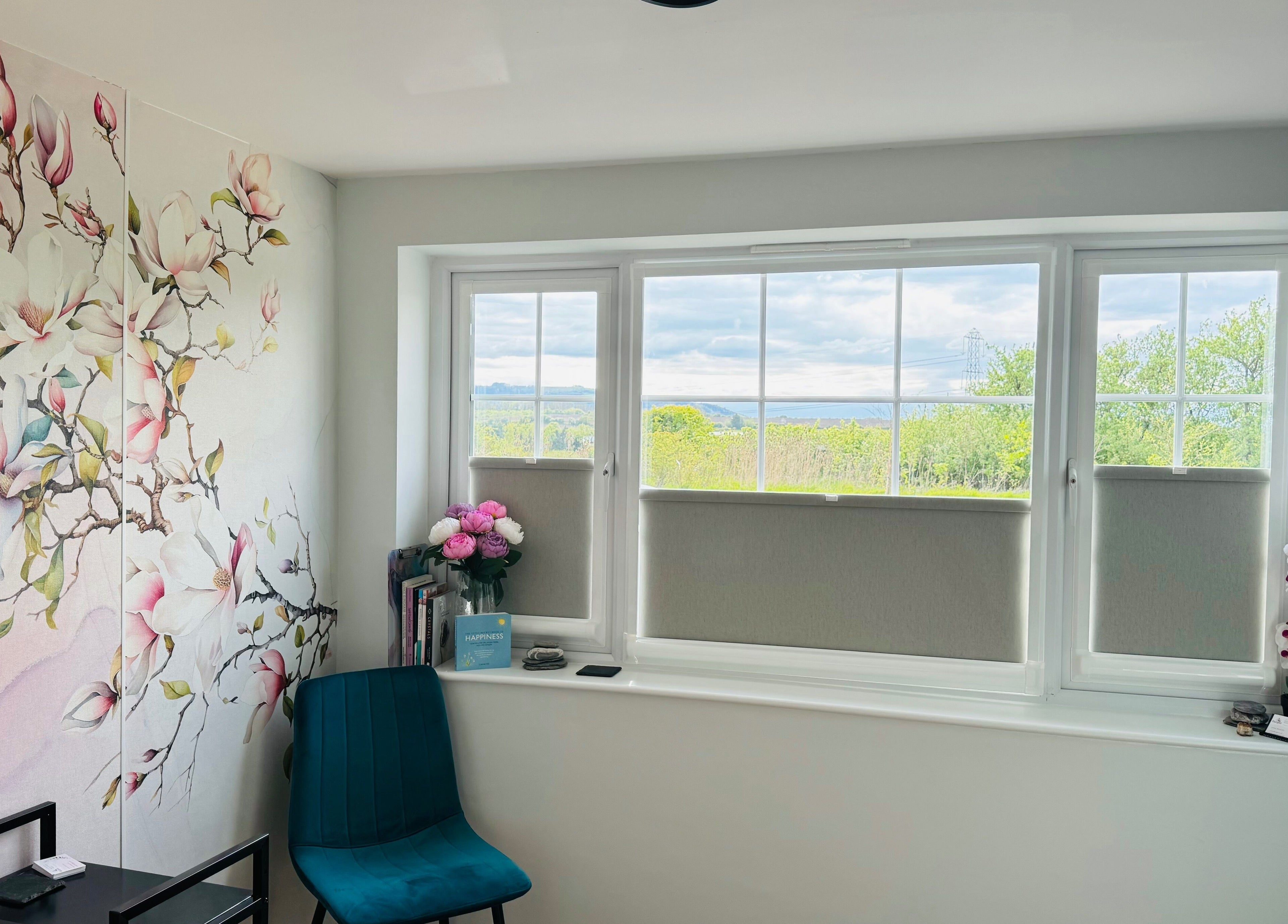 Peaceful Suzique room in Evesham, England, GB, features floral decor and scenic window view for relaxation.