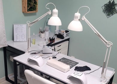Espace onglerie moderne chez Nail & Spirit à Claret, Occitanie, FR, avec équipements professionnels.
