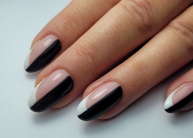 Manucure chic et moderne à Nail & Spirit, Claret, Occitanie, FR. Design bicolore noir et blanc sophistiqué.