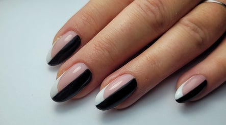 Manucure chic et moderne à Nail & Spirit, Claret, Occitanie, FR. Design bicolore noir et blanc sophistiqué.