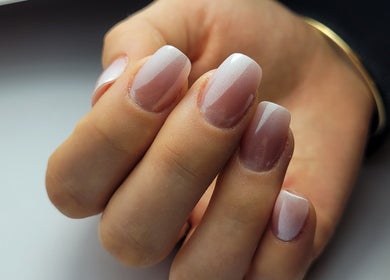 Manucure élégante à Nail & Spirit, Claret, Occitanie, FR. Décor crème et rose sublime.