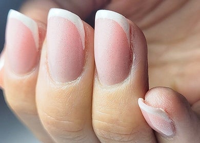 Manucure élégante au Nail & Spirit à Claret, Occitanie, FR, mettant en valeur des ongles soignés.