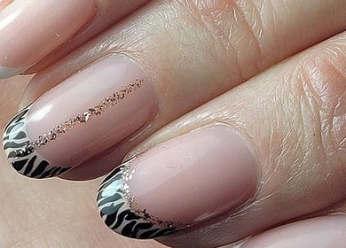 Manucure zébrée élégante à Nail & Spirit, Claret, Occitanie, FR