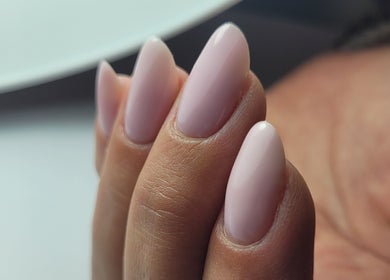 Manucure élégante à Nail & Spirit, Claret, Occitanie, FR. Ongles soignés en pleine lumière.