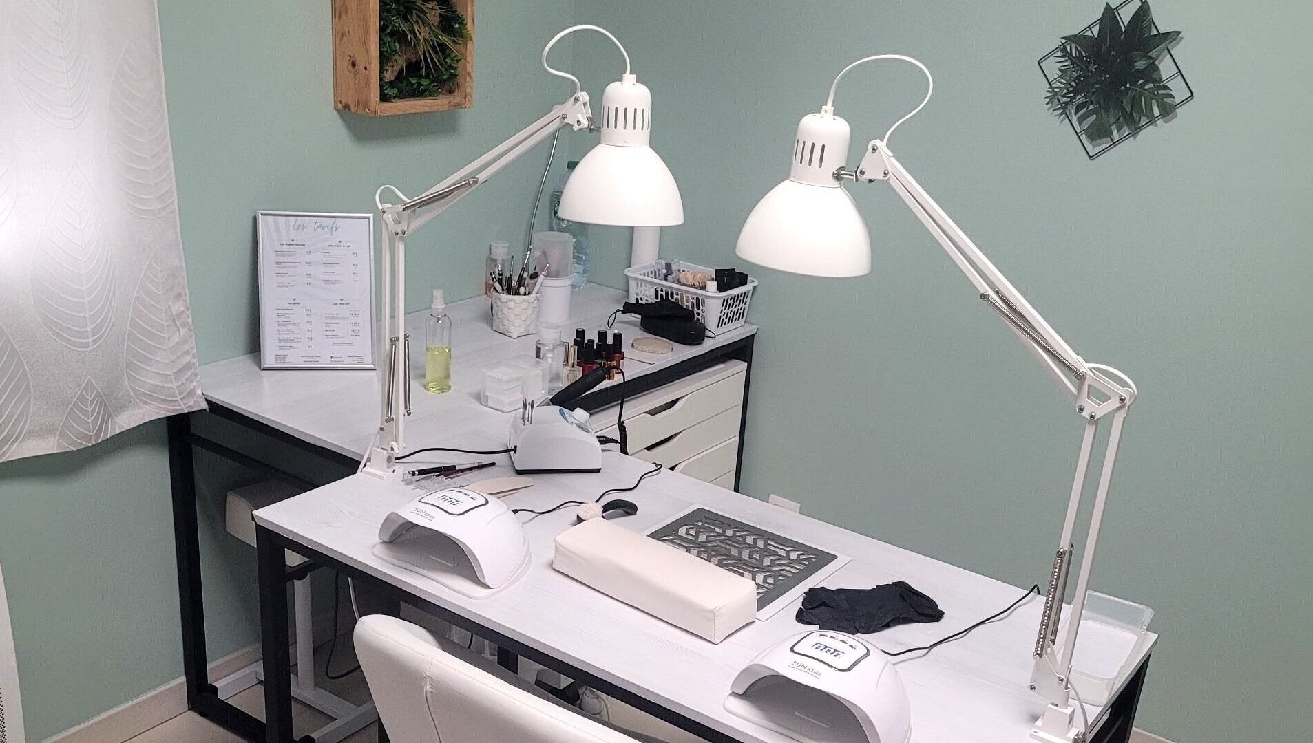 Station de manucure élégante chez Nail & Spirit à Claret, Occitanie, FR, équipée de lampes modernes.