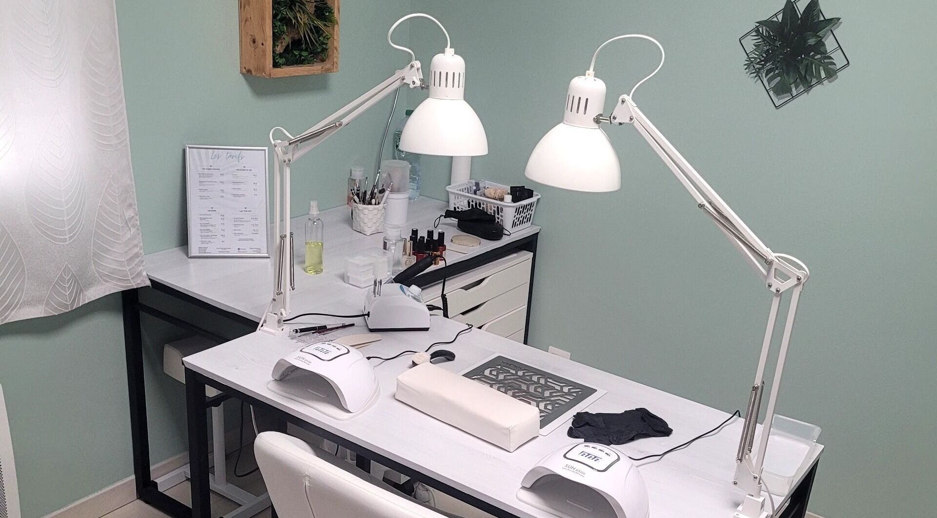 Station de manucure élégante chez Nail & Spirit à Claret, Occitanie, FR, équipée de lampes modernes.