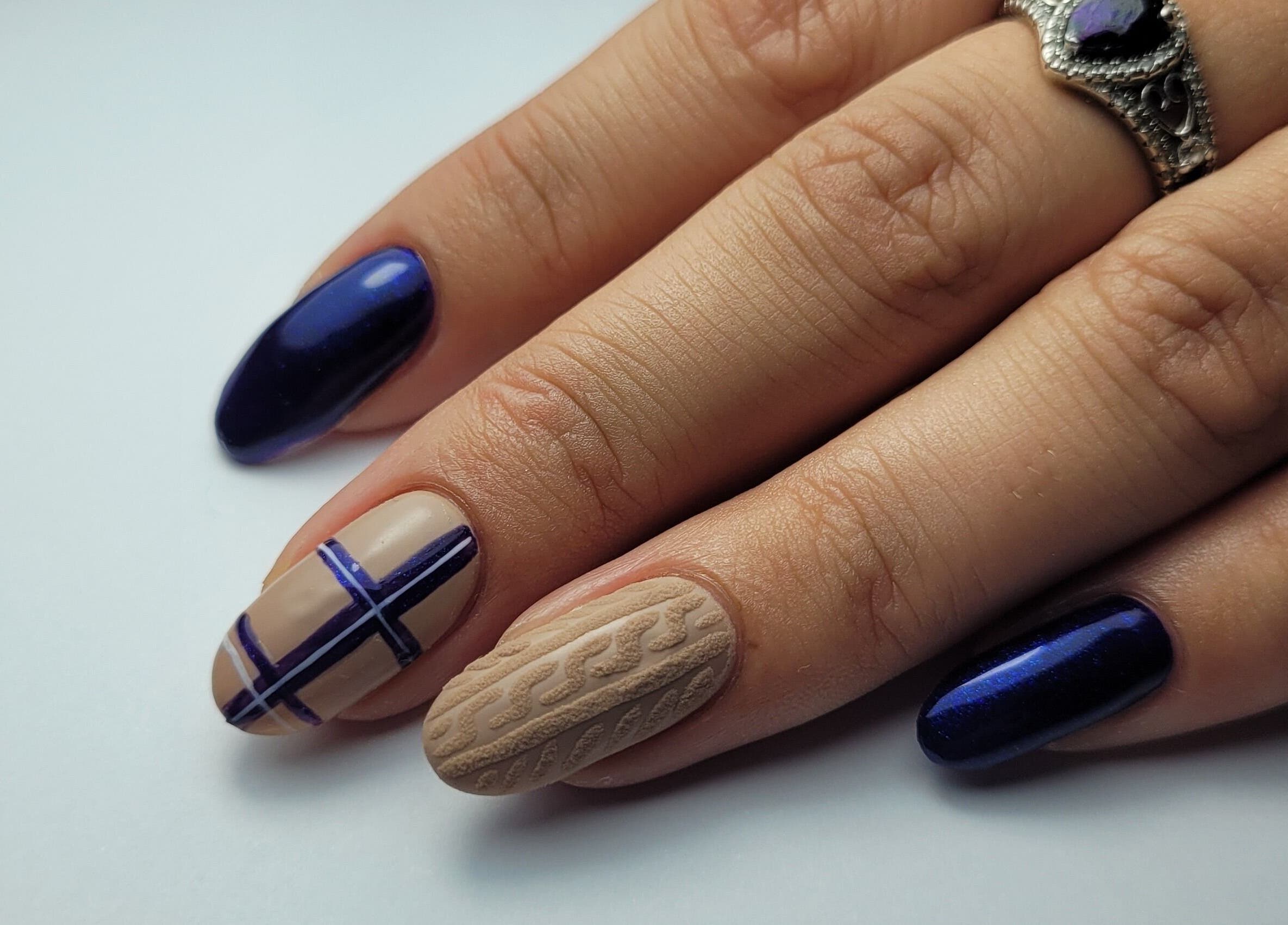 Nail art sophistiqué au Nail & Spirit de Claret, Occitanie, FR, avec designs bleus et beiges.