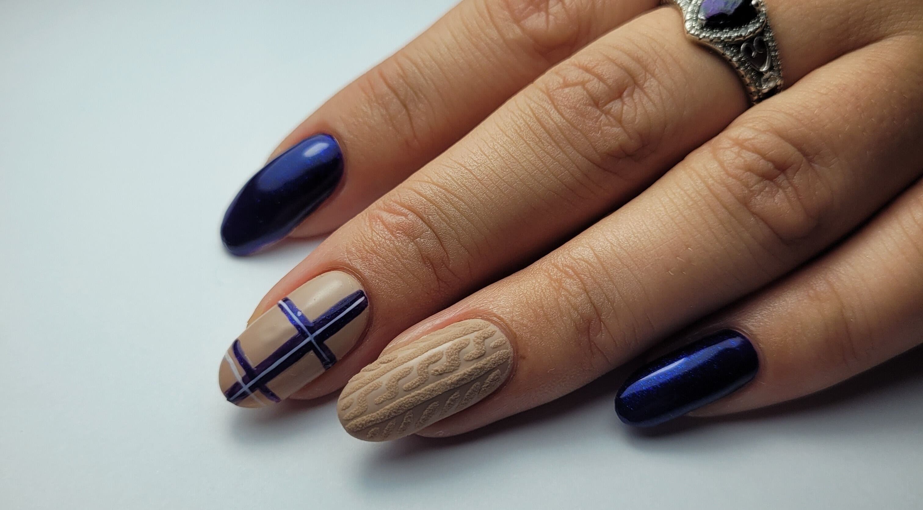 Nail art sophistiqué au Nail & Spirit de Claret, Occitanie, FR, avec designs bleus et beiges.
