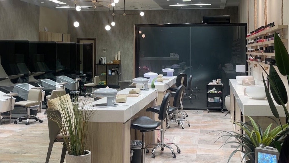 Interior of Mubrad Salon صالون مبرد in الدمام, SA, featuring sleek styling stations and modern decor.