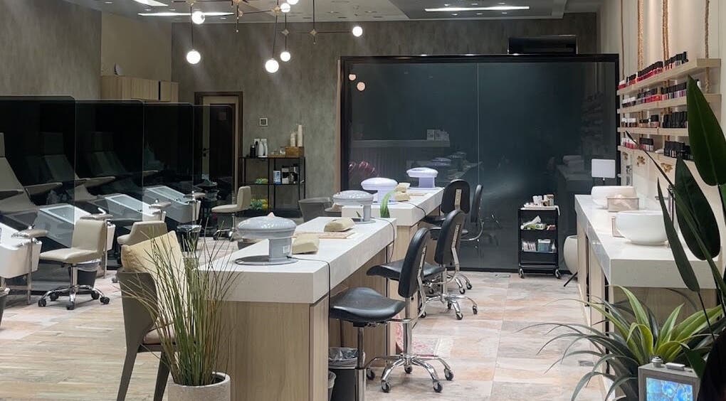 Interior of Mubrad Salon صالون مبرد in الدمام, SA, featuring sleek styling stations and modern decor.