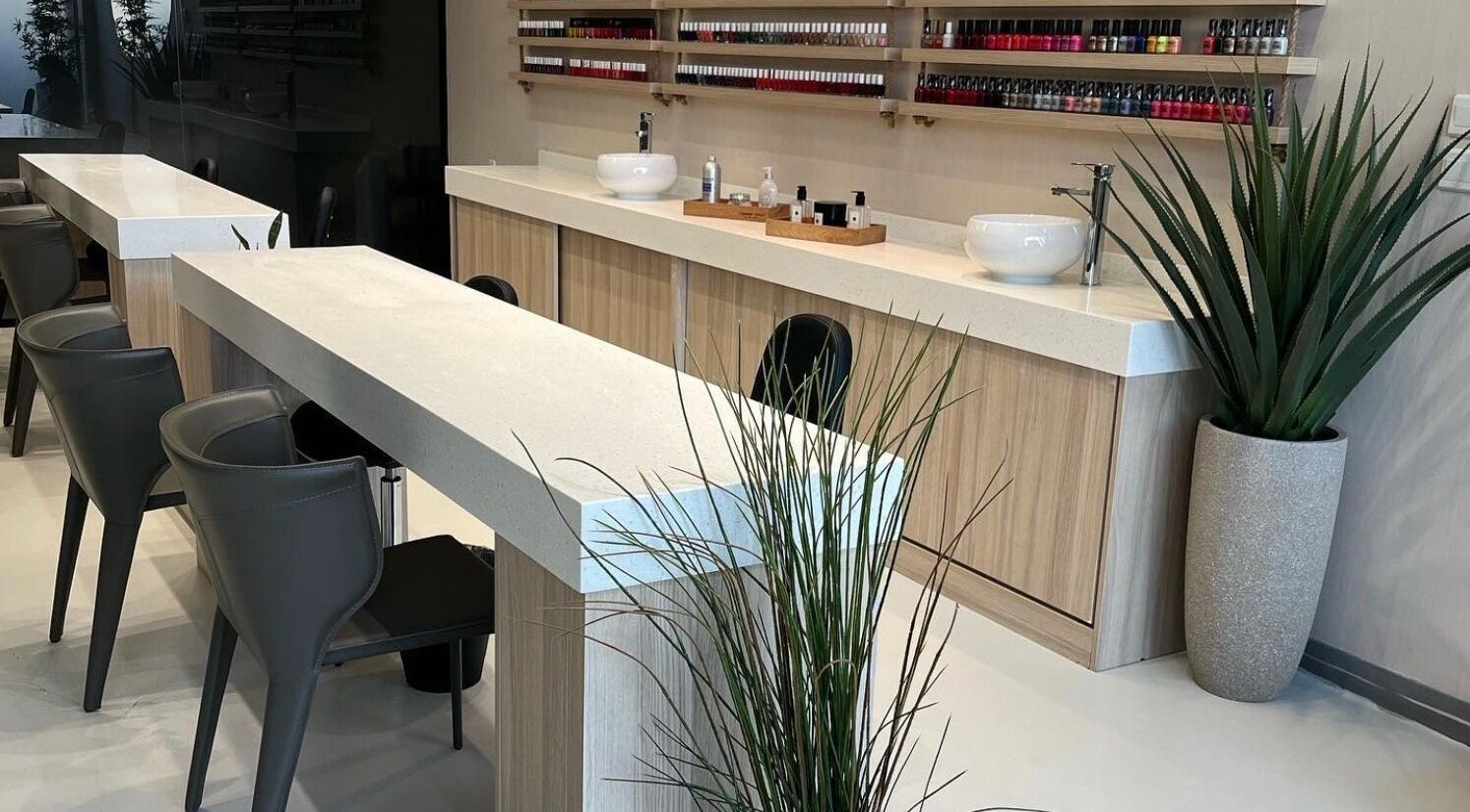 Modern nail station at Mubrad Salon صالون مبرد, الدمام, SA with stylish seating and plant decor.